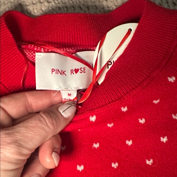 Pink rose valentines red with white hearts sweater size medium - Picture 2 of 4